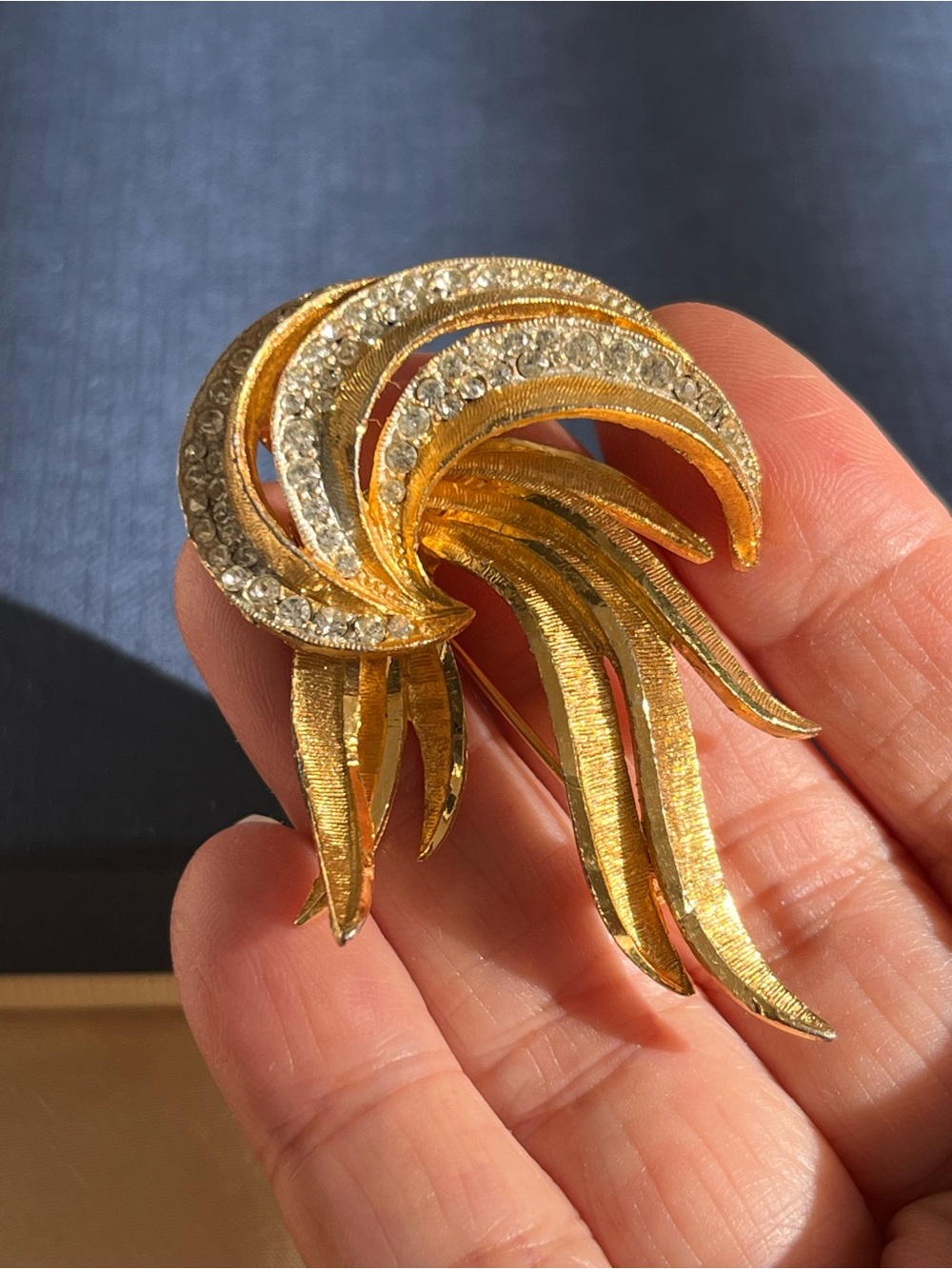 Vintage BSK Gold-Tone Leaf Brooch – Signed Mid-Century Costume Jewelry
